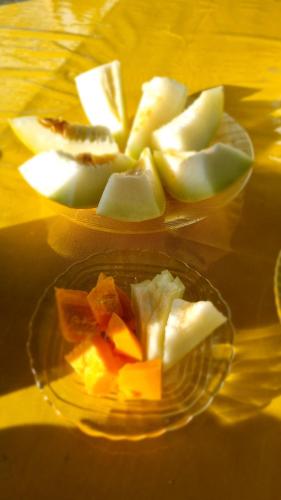 dos tazones de manzanas cortadas sobre una mesa en Vista do Ubim, en Paricatuba