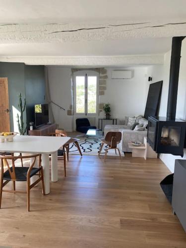 un salon avec une table et un canapé dans l'établissement Charmant moulin en pierre, à Saint-Pierre-de-Vassols