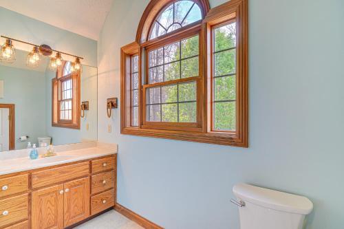 baño con aseo y ventana en Lake Cumberland Home with Hot Tub and Water Views, en Burnside