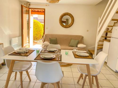 comedor con mesa, sillas y sofá en Maison "Douceurs d'Été" en Vias