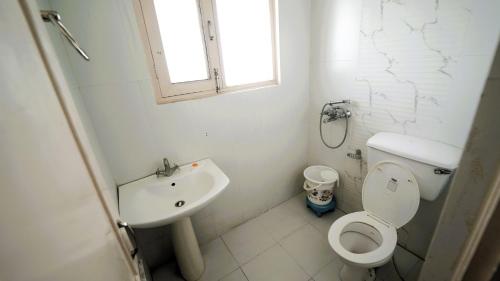 biała łazienka z toaletą i umywalką w obiekcie Hotel Star View w mieście Solan