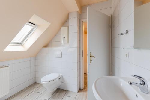 łazienka z toaletą i umywalką w obiekcie Messe Monteurzimmer Köln w Kolonii