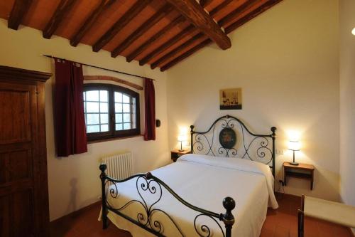 1 dormitorio con cama blanca y ventana en Große Ferienwohnung in Rapale mit Terrasse, gemeinsamem Pool und Grill, en Rapale