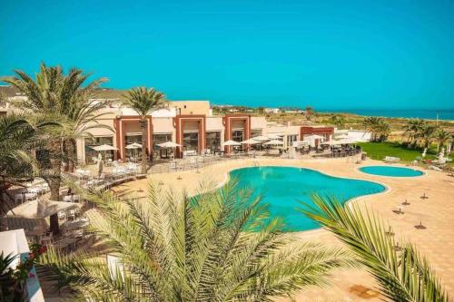 een luchtzicht op een resort met een zwembad bij Logement S+2 dans un hôtel 4* vue mer in Bizerte