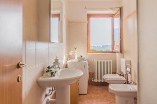 ein Badezimmer mit 2 Waschbecken und 2 WCs in der Unterkunft Golden View Apartment in Perledo
