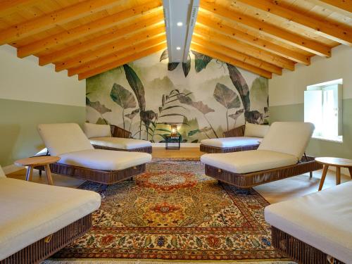 ein Wohnzimmer mit Stühlen und einem Teppich in der Unterkunft Villa Padovani Relais de Charme - Adults Only in Pastrengo