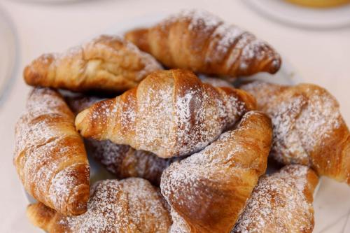 een bord gebak met poedersuiker erop bij Villa Padovani Relais de Charme - Adults Only in Pastrengo