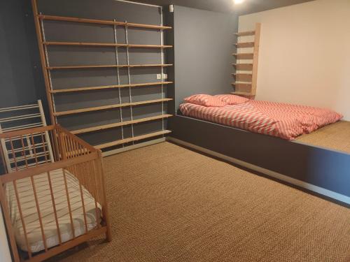 - une chambre avec des lits superposés et un lit bébé dans l'établissement Gite 12 à 14 personnes proche Albi, à Castelnau-de-Lévis