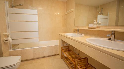 La salle de bains est pourvue de 2 lavabos, d'une douche et de toilettes. dans l'établissement Playas de la Duquesa 68, à Manilva