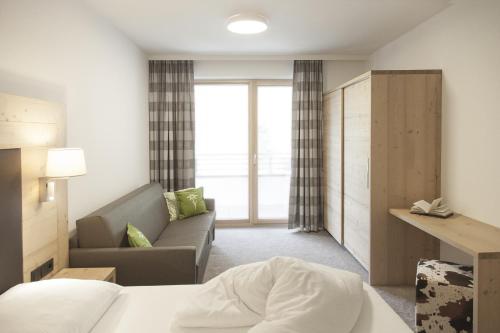 ماونتين لايف في كابل: غرفة فندق بها سرير وأريكة