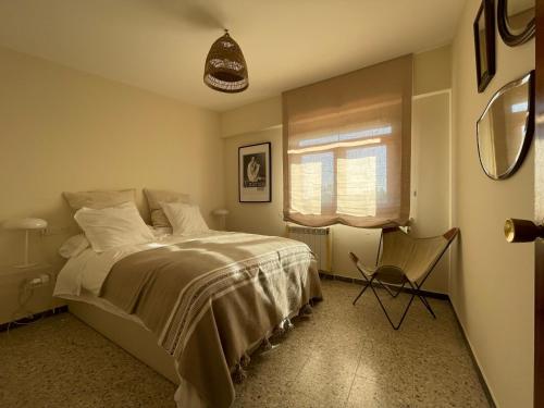 - une chambre avec un lit, une chaise et une fenêtre dans l'établissement CHALET A BARROSA - PONTEDEUME, à Pontedeume