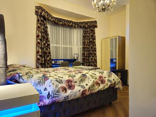 1 dormitorio con cama y lámpara de araña en Modern En-suite Doubles near Boston Town: Spacious & Contemporary Rooms, en Lincolnshire