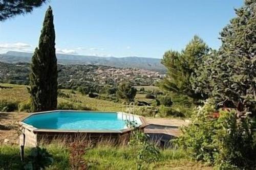 une piscine au milieu d'un champ dans l'établissement L'Amiradou , La Cadiere D Azur, à Saint-Côme