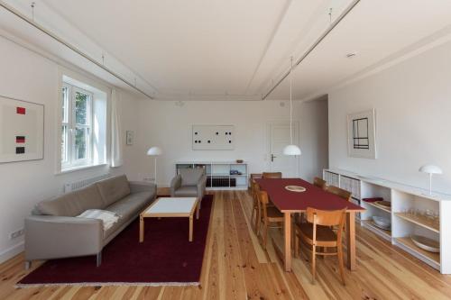 - un salon avec un canapé et une table dans l'établissement Das Künstlerhaus, à Niebüll