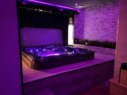 Fotografie z fotogalerie ubytování Maison charmante avec jacuzzi à Harnes - Idéale pour un week-end v destinaci Harnes