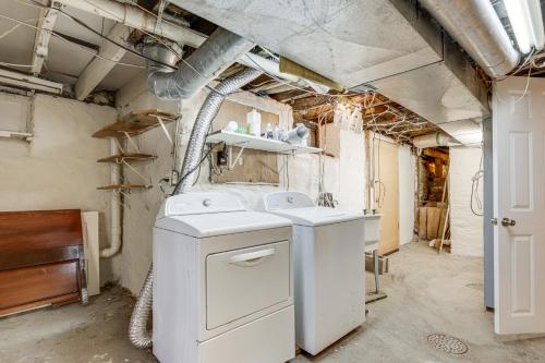 コビントンにあるKentucky Home with Deck and Private Yard!の洗濯機と乾燥機を備えたランドリールーム