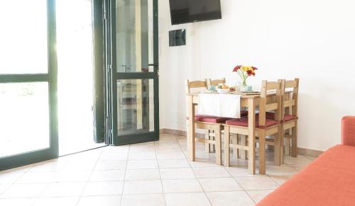 een eetkamer met een tafel en stoelen bij Ferienwohnung für 2 Personen 2 Kinder ca 50 qm in Rosignano Marittimo, Toskana Etruskische Küste in Rosignano Marittimo