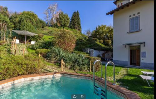 uma piscina no quintal de uma casa em The Villa Suites - Pool & SPA em Como
