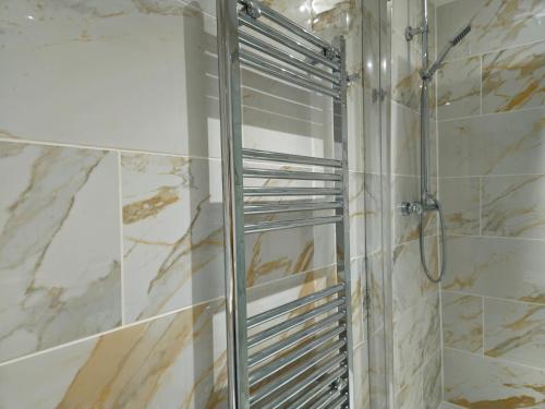 y baño con ducha y puerta de cristal. en Modern En-suite Doubles near Boston Town: Spacious & Contemporary Rooms, en Lincolnshire