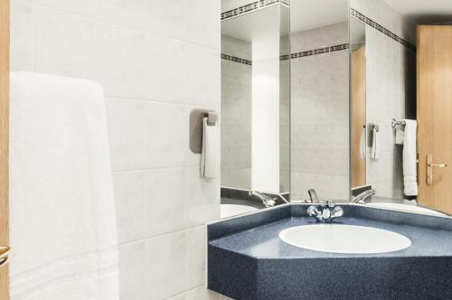 a bathroom with a sink and a mirror at ibis Chesterfield Centre – Market Town in Chesterfield