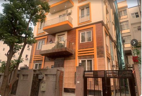 um edifício com duas varandas do lado em The Purezza Residency em Greater Noida