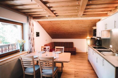 una cucina e una sala da pranzo con tavolo e sedie di Große Wohnung in Bach mit Eigenem Balkon a Bach