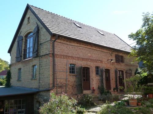 an old brick house with a gambrel roof at Ferienhaus Melzow in Melzow