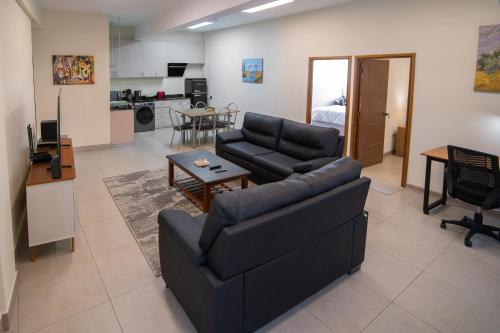 ein Wohnzimmer mit einem Sofa und einem Tisch in der Unterkunft Kawsay Apart in La Paz
