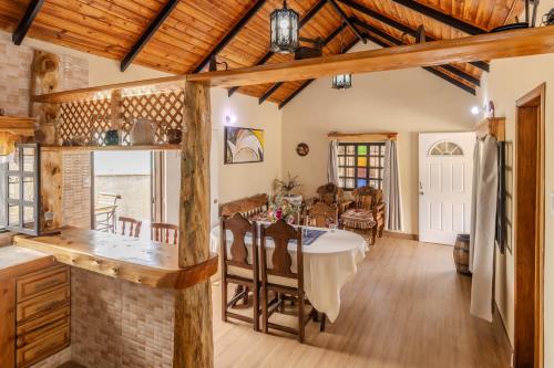 El Tigre的住宿－Casa familiar en la colonia Tovar，一间厨房和一间带桌子的用餐室