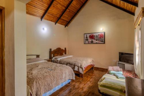 El Tigre的住宿－Casa familiar en la colonia Tovar，一间带两张床和一张沙发的卧室