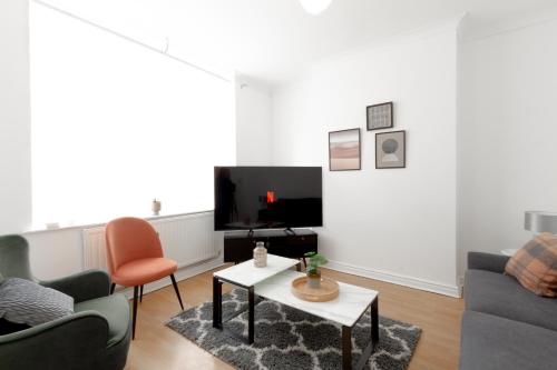 Зона вітальні в Liverpool Sanctuary: Modern Room for Two