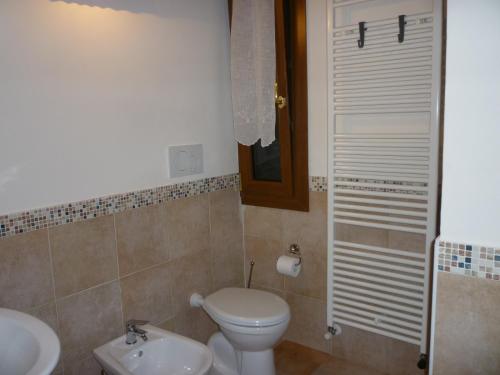 ein Bad mit einem WC und einem Waschbecken in der Unterkunft B&B La Villa del Vecchio Platano in Vigonovo