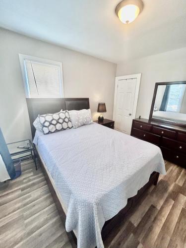 a bedroom with a large bed and a window at Northern Delight in Bloomfield