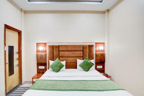 Tempat tidur dalam kamar di Yoga Homestay