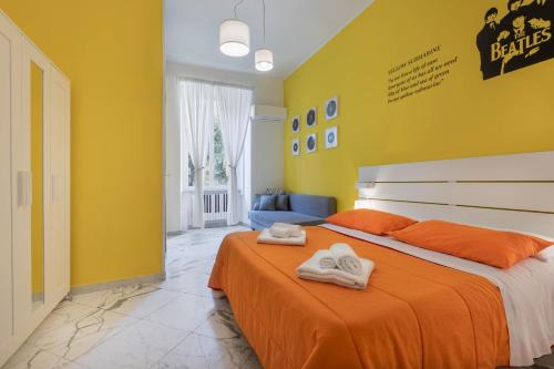 een slaapkamer met een bed met twee handdoeken erop bij Colori e Note in Napels