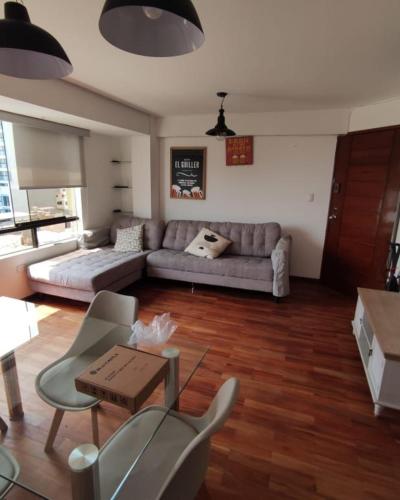 salon z kanapą, stołem i krzesłami w obiekcie La Habitación de Isolina w mieście Lima