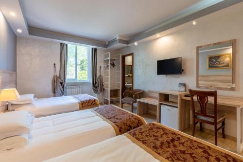 Cette chambre comprend 3 lits et un bureau. dans l'établissement Leoni D'oro - close to Roma Termini, à Rome