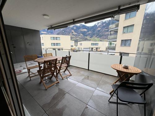 balcone con tavolo, sedie e vista di Livly Apartment by Nature a Schattdorf
