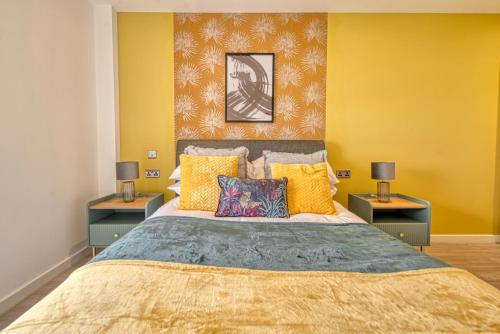 een slaapkamer met een groot bed met 2 nachtkastjes bij Ultimate Escape - Great View in Liverpool