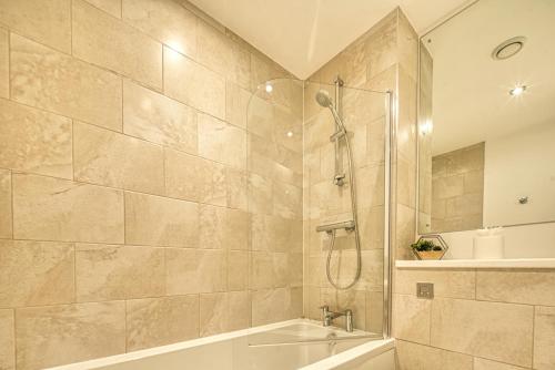 een badkamer met een douche, een bad en een wastafel bij Ultimate Escape - Great View in Liverpool
