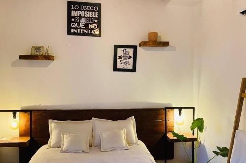 1 dormitorio con 1 cama con sábanas blancas y 2 lámparas en Apartamento Moderno Pardo 1945, en Mompox