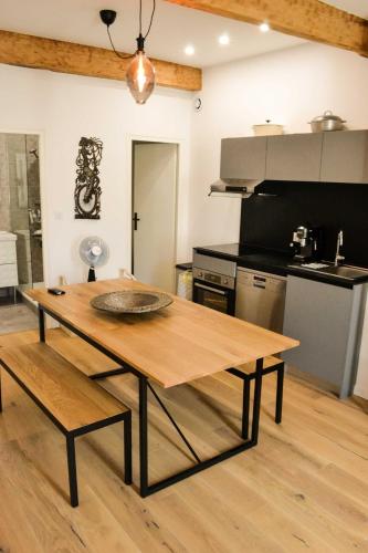- une cuisine avec une table en bois dans une chambre dans l'établissement Le Cabanel - Climatisation en centre ville, à Montpellier