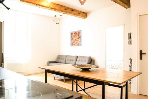 un salon avec une table et un canapé dans l'établissement Le Cabanel - Climatisation en centre ville, à Montpellier