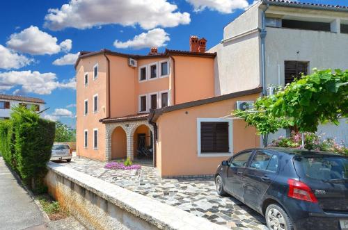a car parked in front of a house at Ferienwohnung für 4 Personen ca 85 qm in Fažana, Istrien Istrische Riviera in Fažana