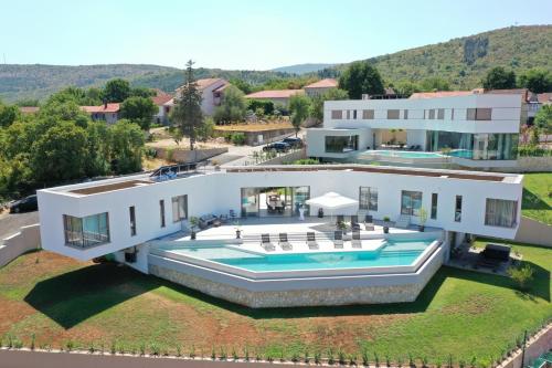 Villa Red & Blue heated pool, sauna, tennis