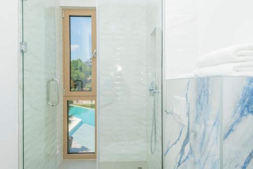 Ванная комната в Villa Red & Blue heated pool, sauna, tennis
