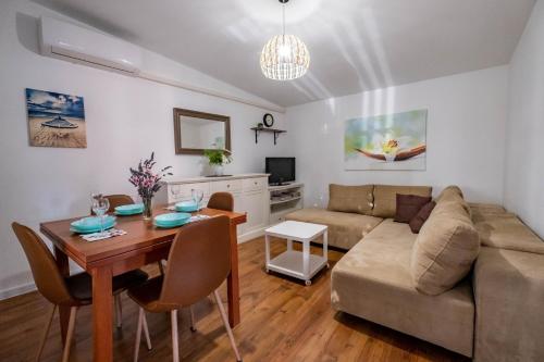 ein Wohnzimmer mit Sofa und Tisch in der Unterkunft Studio für 4 Personen ca 42 qm in Peroj, Istrien Istrische Riviera in Peroj