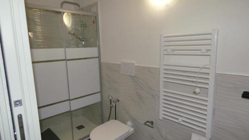 La salle de bains est pourvue de toilettes et d'une douche en verre. dans l'établissement Carlito's Way 234, à Bari
