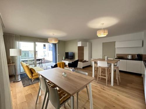 un salon avec une table et des chaises et une cuisine dans l'établissement Appartement centre avec jardin-400m plage, à Concarneau