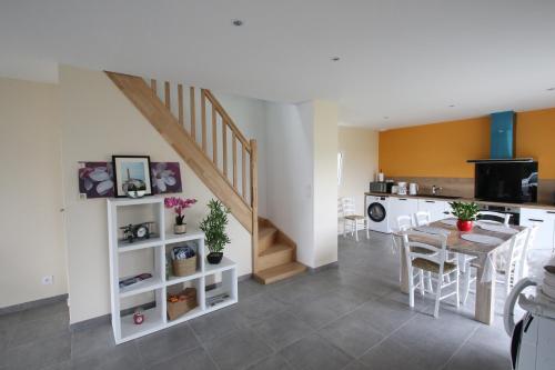 une cuisine et un salon avec une table et une salle à manger dans l'établissement gîte du germinais, à Saint-Germain-du-Pert